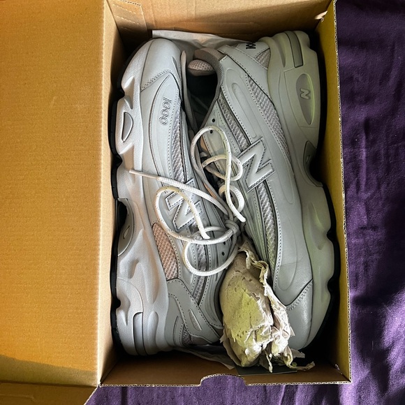New Balance Light Gray Athletic Shoes - Picture 1 of 7